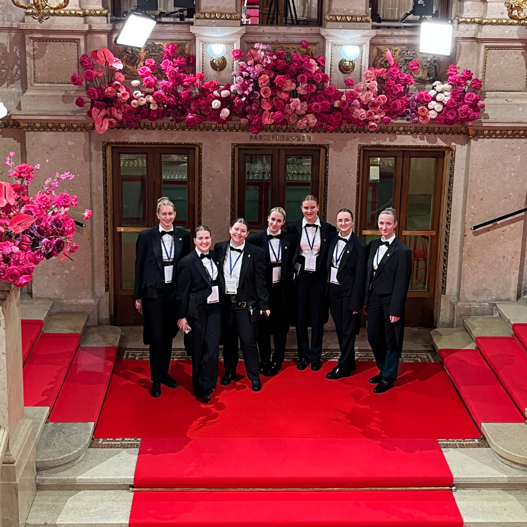 Serviceeinsatz der HLW-Schülerinnen beim Wiener Opernball