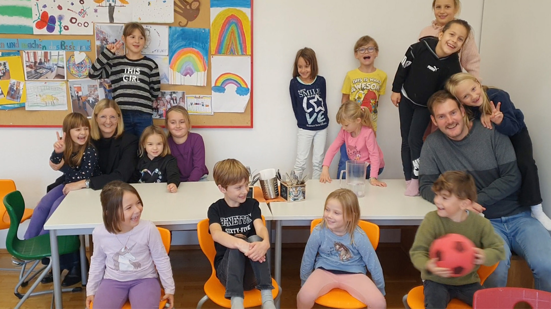 Don Bosco Hort Mils / FMA Verein Bürgermeisterin Daniela Kampfl und Hortleiter Simon Stedile mit sichtlich gut gelaunten Kindern.