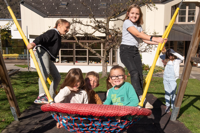 Hortkinder schaukeln