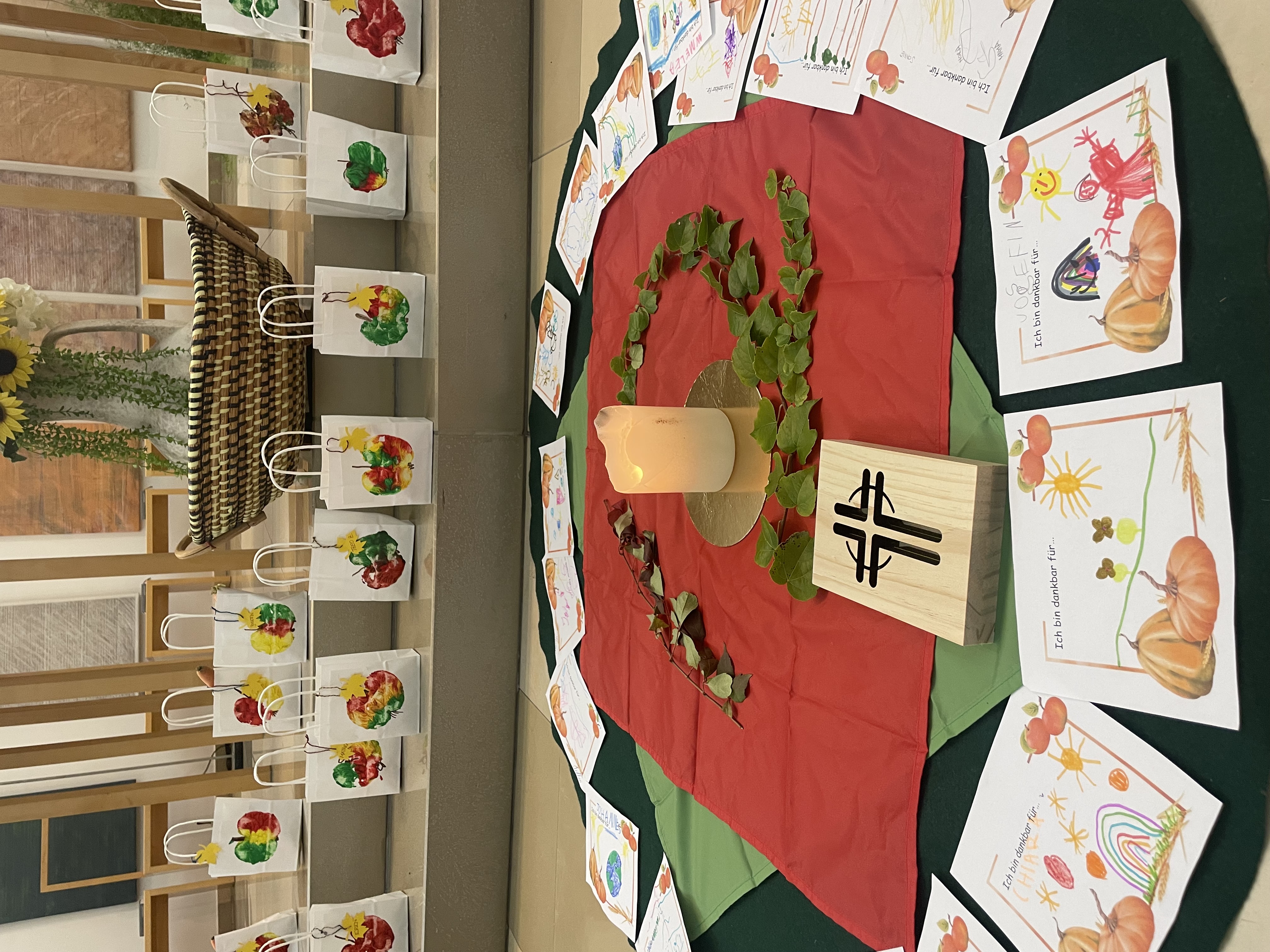Erntedankfest in Don Bosco Kindergarten 'Heilig Geist' in Telfs / FMA/AUG/Don Bosco Kindergarten Die Kinder zeichneten Bilder, wofür sie dankbar sind.