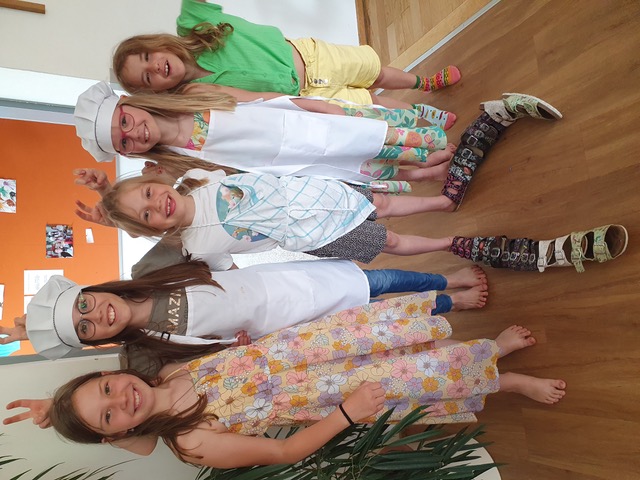 Nach getaner Arbeit als Küchenhelferinnen darf auch der Spaß nicht fehlen. Von li. nach re.: Emma, Anna, Leni, Lilly, Marie.